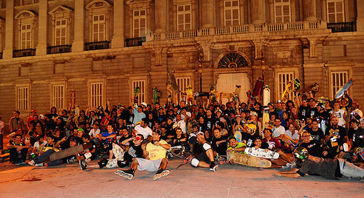 40sk8-lachicadelacurva-nb01.jpg