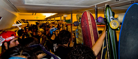 40sk8-lachicadelacurva-nb05.jpg